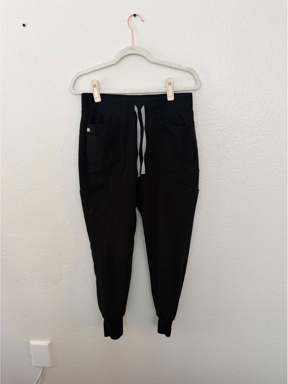 FIGS scrubs Nepal LE Black Joggers qua Zamora